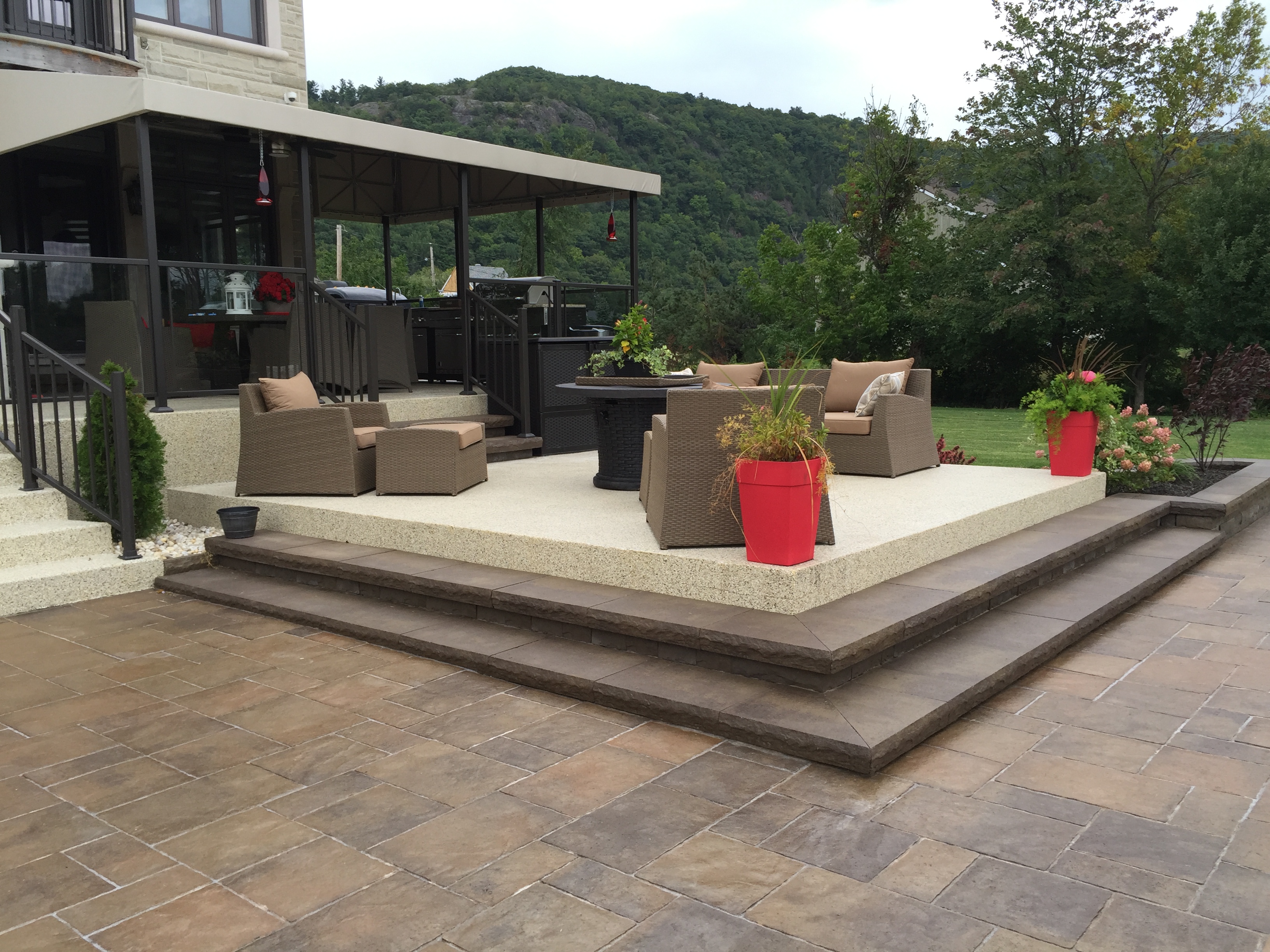 Patio en pavé-uni, après les travaux