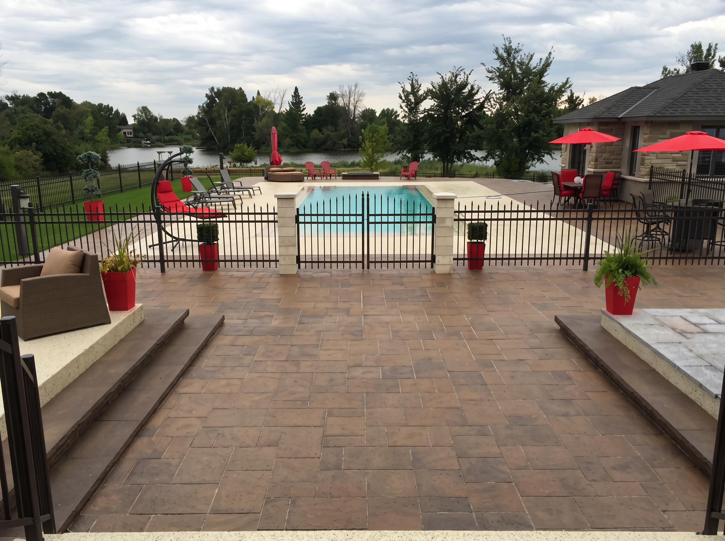 Cour avec piscine et patio en pavé-uni réalisée à Aylmer